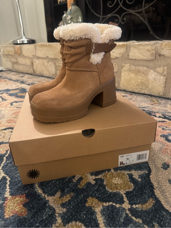 UGG Shoes - UGG Moxy Chestnut Shearling-Trim Platform Ankle Boots Size 9 NEW